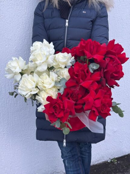 Aranjament cu trandafiri petalati